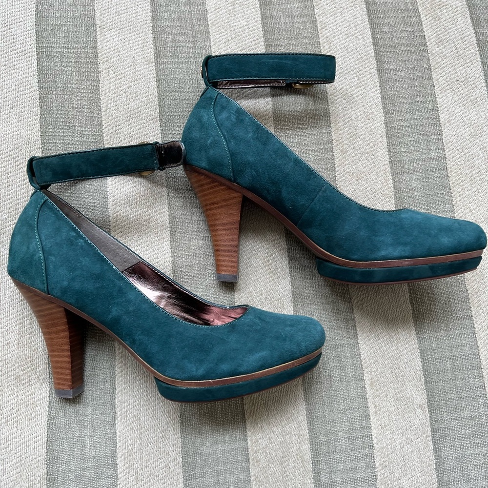 Sofft womens green velvet ankle heels sz 8.5 NWOT
